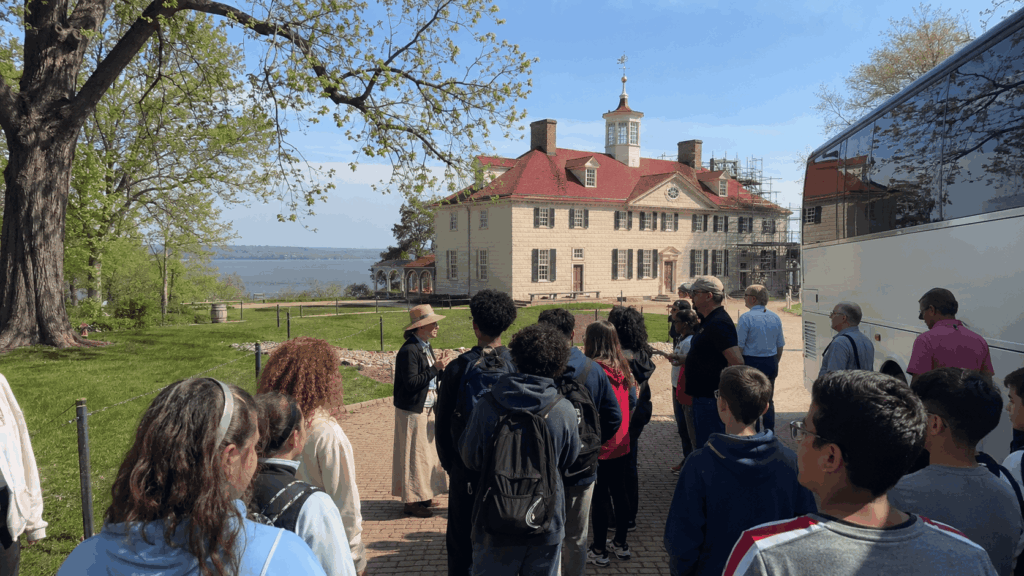 school group touring the grounds and mansion area at george washington’s mount vernon during an educational field trip